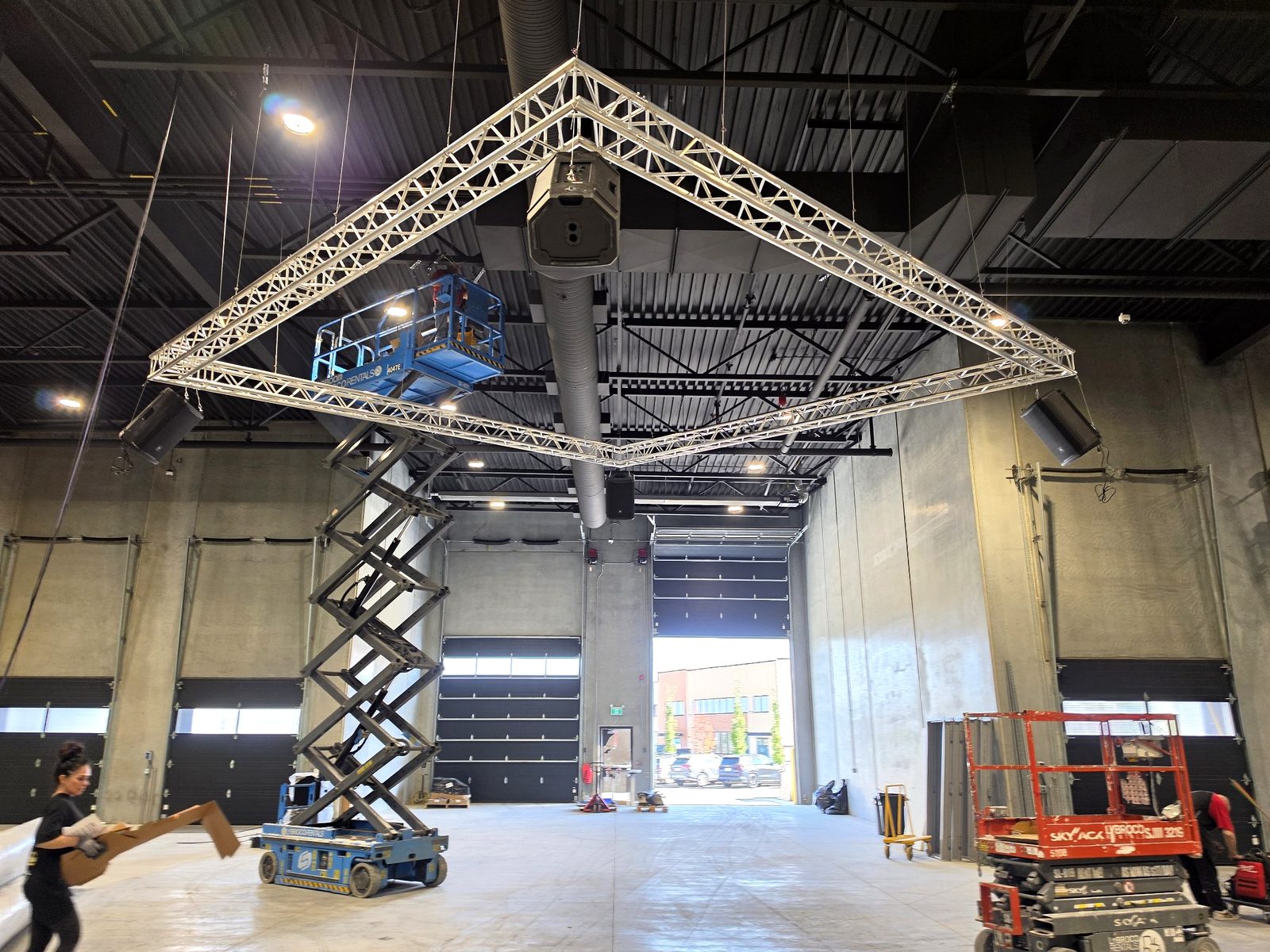 Truss corner with mounted speakers